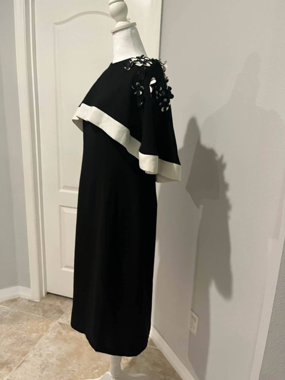 Vintage Elenore Black and White Floral Accent Shift Dress Sz 10 - Picture 6 of 8